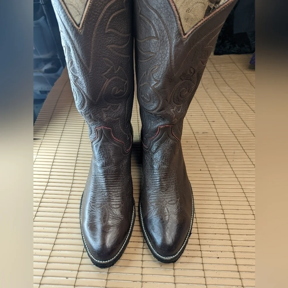 Cowtown Boots men's sz 9.5D brown leather round toe Western Cowboy boots. Made i